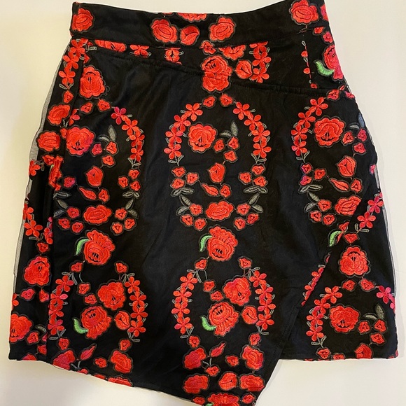 Missguided. Rose Embroidered Mini Skirt. Womens. Size 0. Black with Red Roses. - Picture 3 of 9
